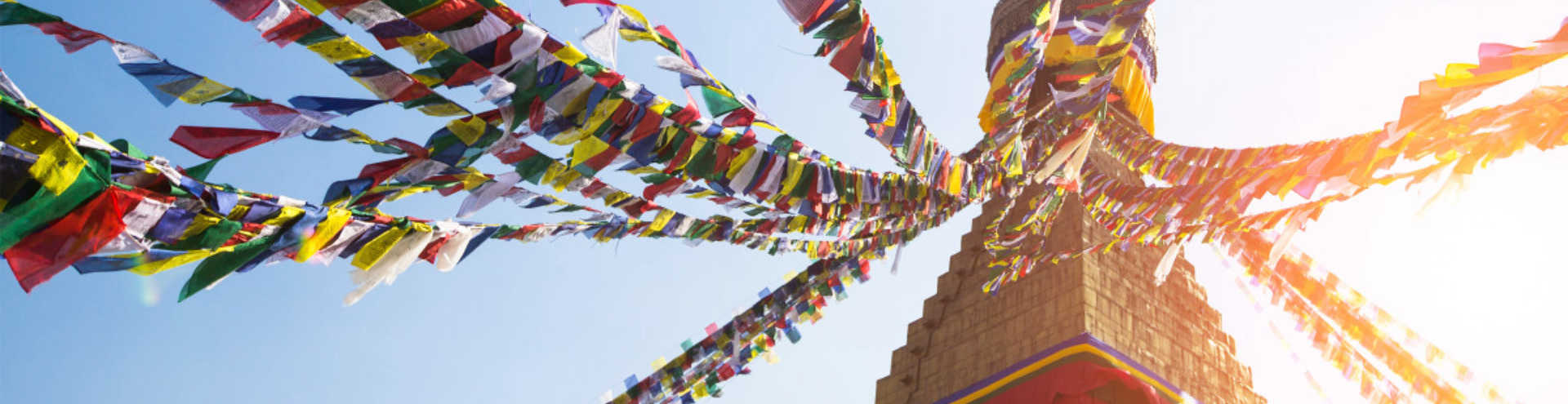 //s1.travix.com/as/asia-nepal-kathmandu-temple-prayer-flags-xlarge.jpg