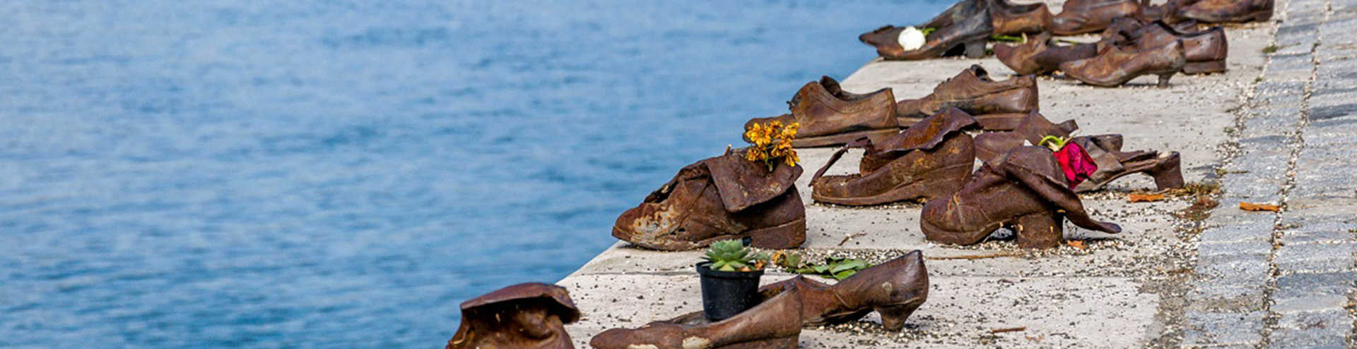 //s1.travix.com/eu/europe-budapest-shoes-danube-monument-war-xlarge.jpg