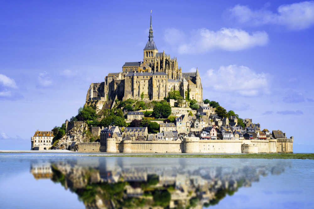 Het dorpje Mont Saint Michel dat midden op het water ligt.