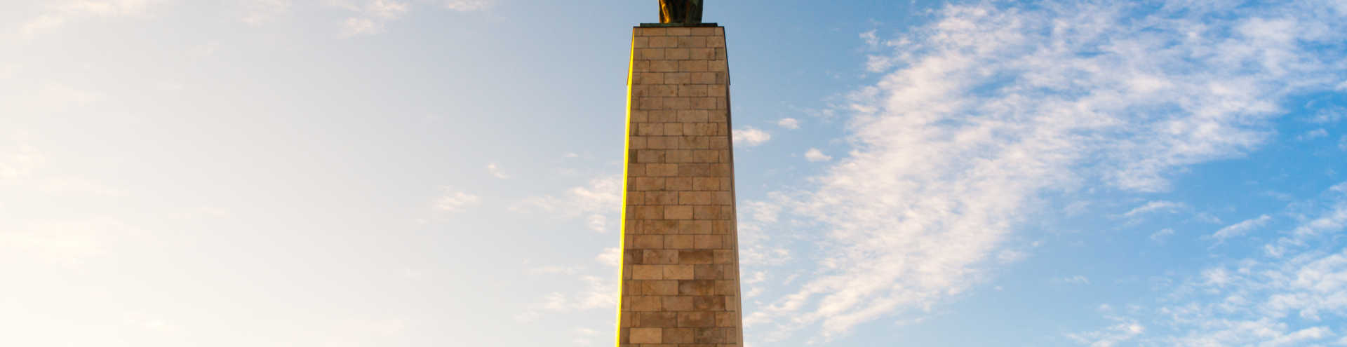 //s1.travix.com/eu/europe-hungary-budapest-cittadella-statue-xlarge.jpg