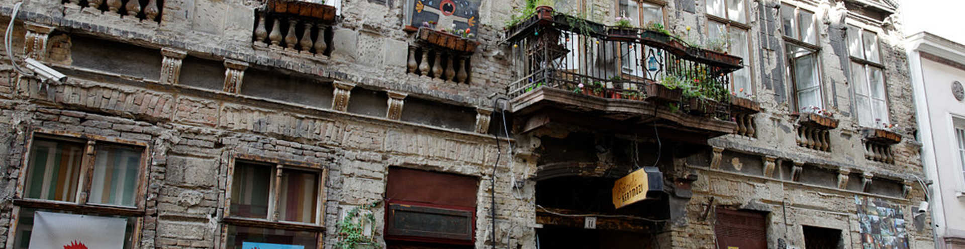 //s1.travix.com/eu/europe-hungary-budapest-ruin-pub-xlarge.jpg