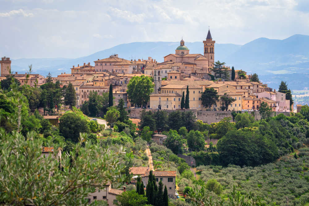 Het uitzicht op Trevi, een stad in Umbria in Italië