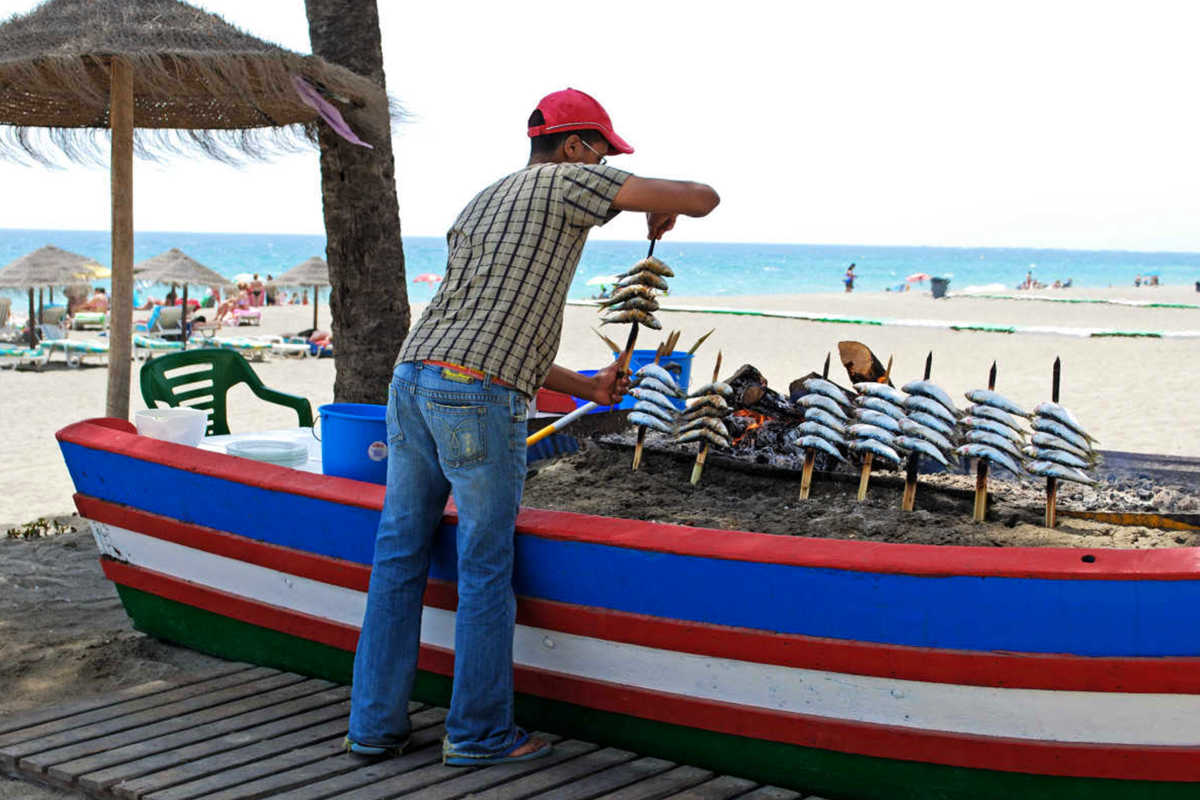 //s1.travix.com/eu/europe-spain-malaga-bbq-fish-beach-large.jpg
