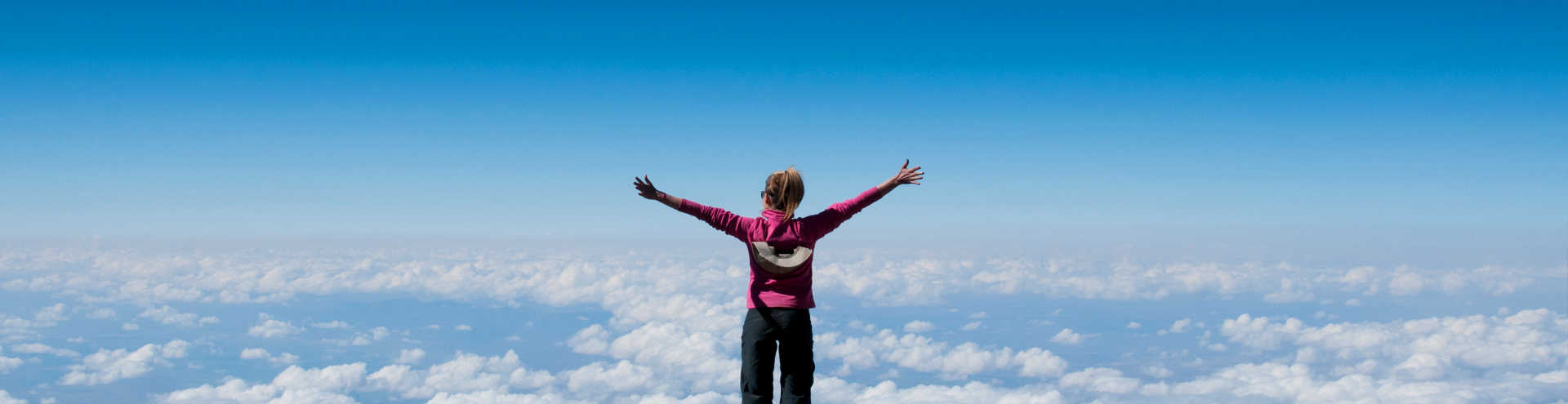 https://s1.travix.com/af/africa-tanzania-kilimanjaro-traveler-above-clouds-xlarge.jpg
