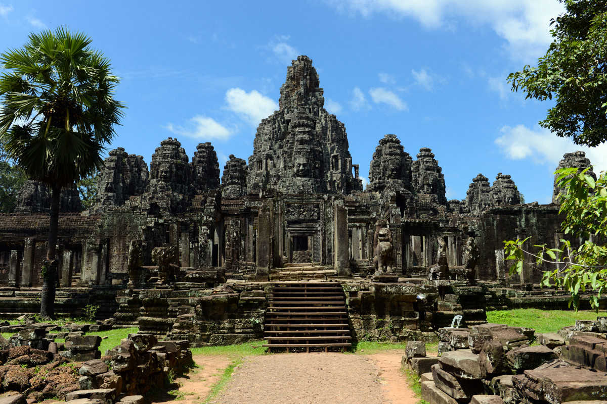 https://s1.travix.com/as/asia-cambodia-siem-reap-temple-large.jpg