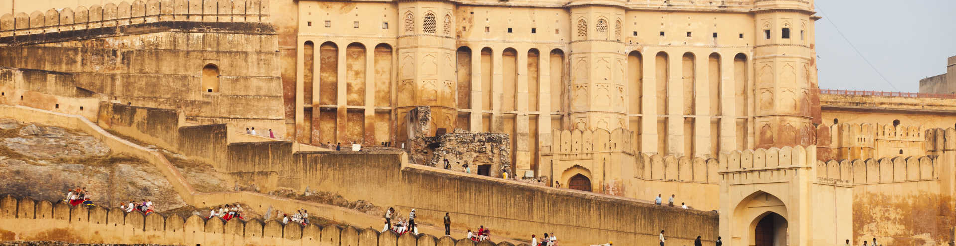 https://s1.travix.com/as/asia-india-jaipur-amber-fort-xlarge.jpg