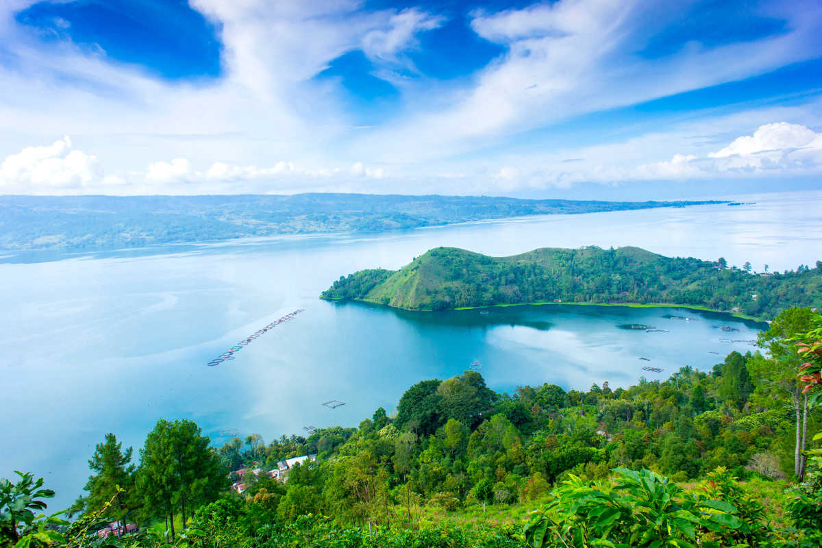 https://s1.travix.com/as/asia-indonesia-danau-lake-toba-medan-large.jpg