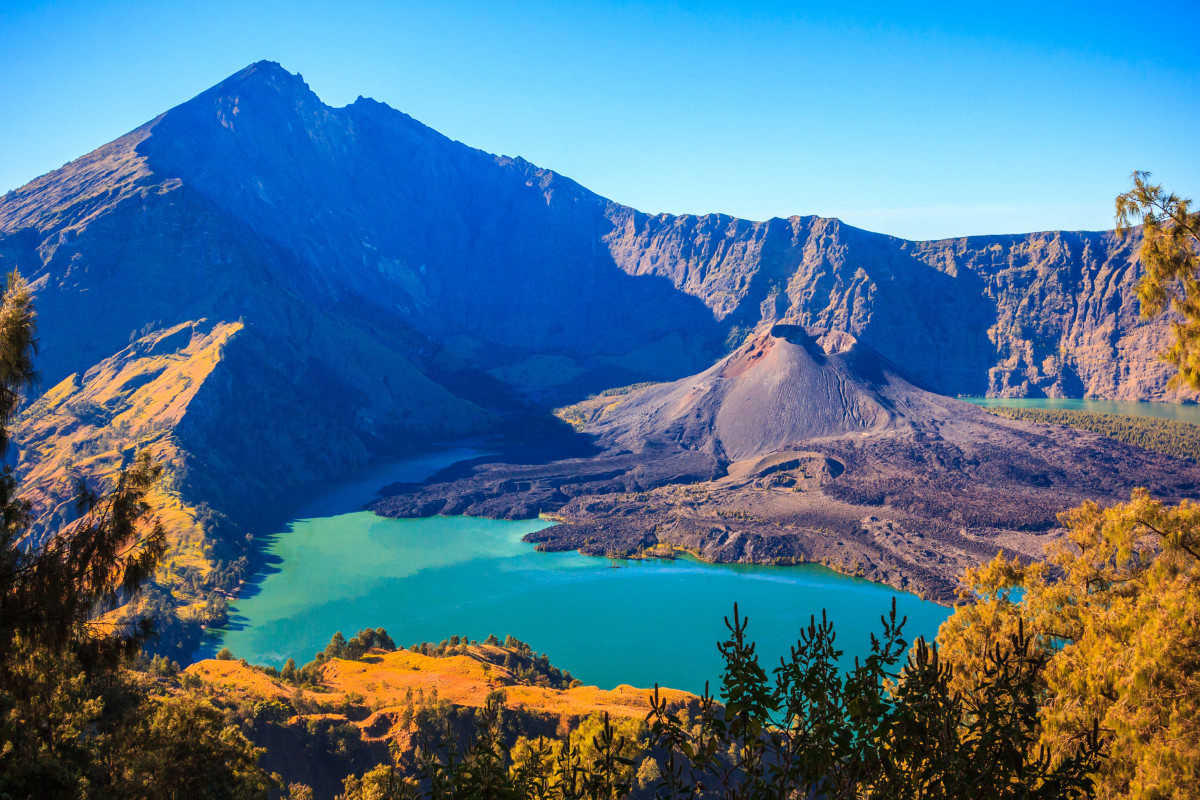 https://s1.travix.com/as/asia-indonesia-lombok-mount-rinjani-praya-large.jpg