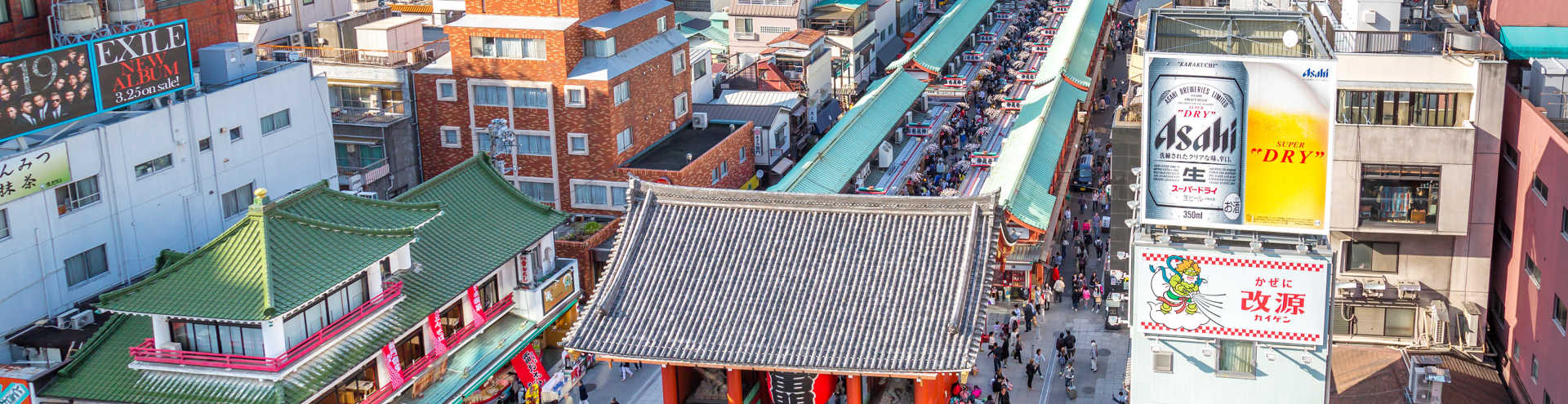 https://s1.travix.com/as/asia-japan-tokyo-sensoji-street-xlarge.jpg