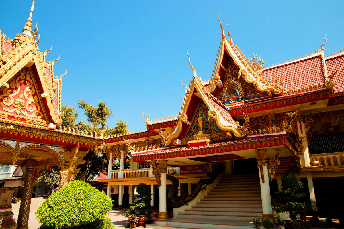 https://s1.travix.com/as/asia-laos-luang-prabang-temple-large.jpg