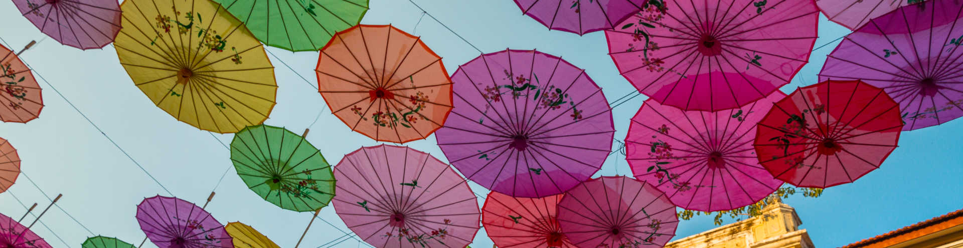 https://s1.travix.com/as/asia-malaysia-penang-colourful-umbrella-xlarge.jpg