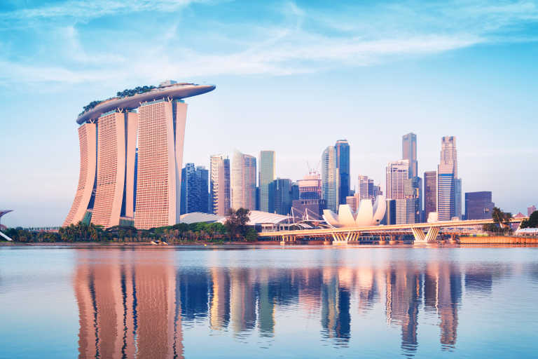 https://s1.travix.com/as/asia-singapore-skyline-marina-bay-xlarge.jpg