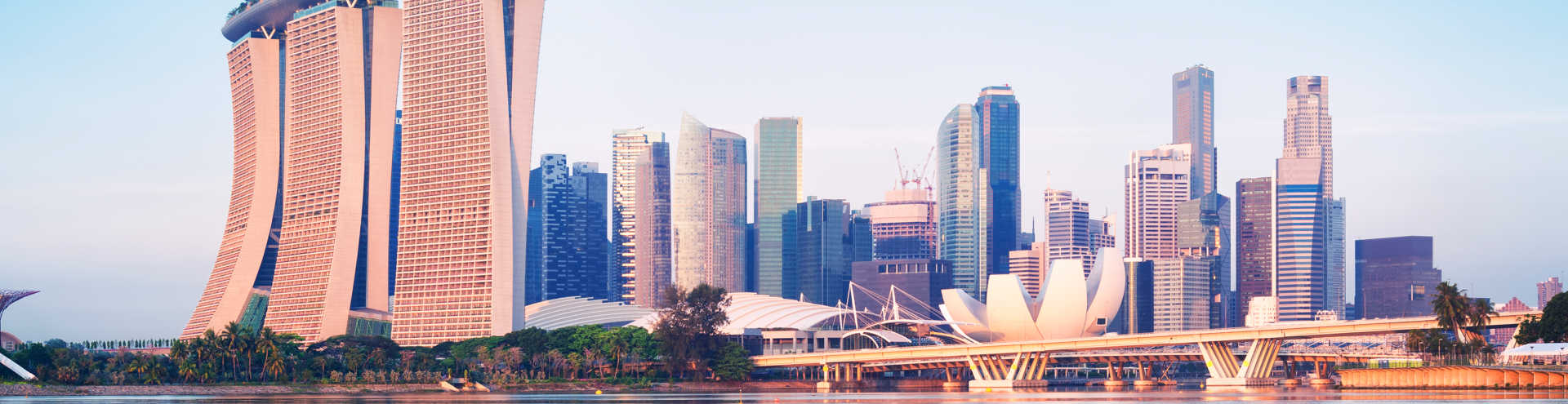 https://s1.travix.com/as/asia-singapore-skyline-marina-bay-xlarge.jpg