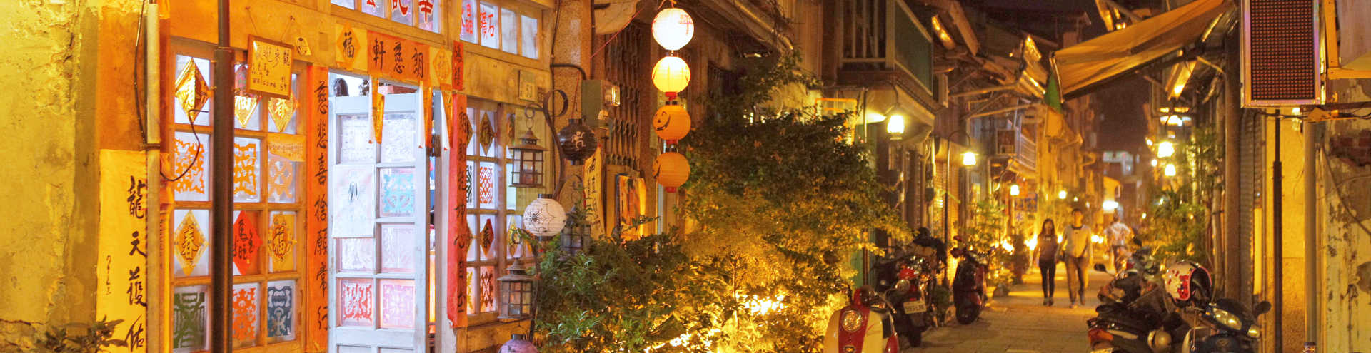 https://s1.travix.com/as/asia-taiwan-taipei-tainan-shennong-street-xlarge.jpg