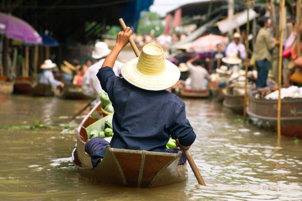Een man in een boot in Bangkok in Thailand