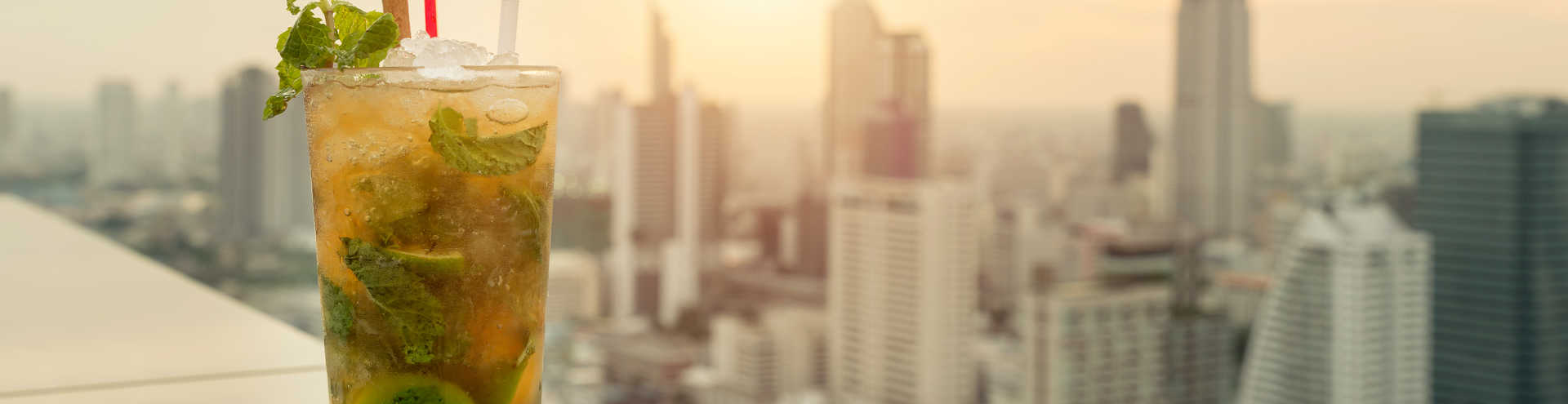 https://s1.travix.com/as/asia-thailand-bangkok-rooftop-cocktail-xlarge.jpg