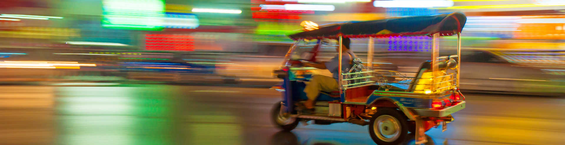 https://s1.travix.com/as/asia-thailand-bangkok-tuktuk-city-traffic-xlarge.jpg