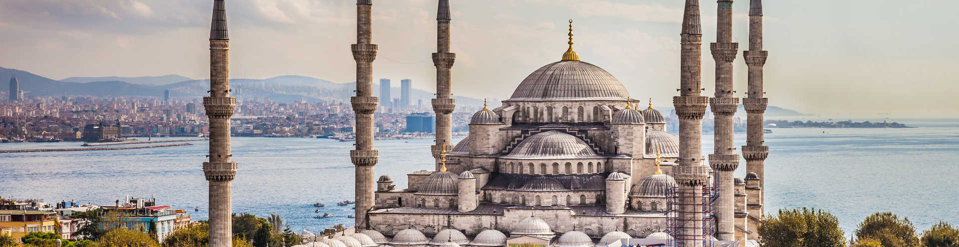 https://s1.travix.com/as/asia-turkey-istanbul-blue-mosque-xlarge.jpg