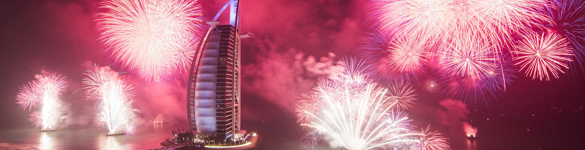 https://s1.travix.com/as/asia-united-arabic-emirates-dubai-burj-al-arab-fireworks-xlarge.jpg