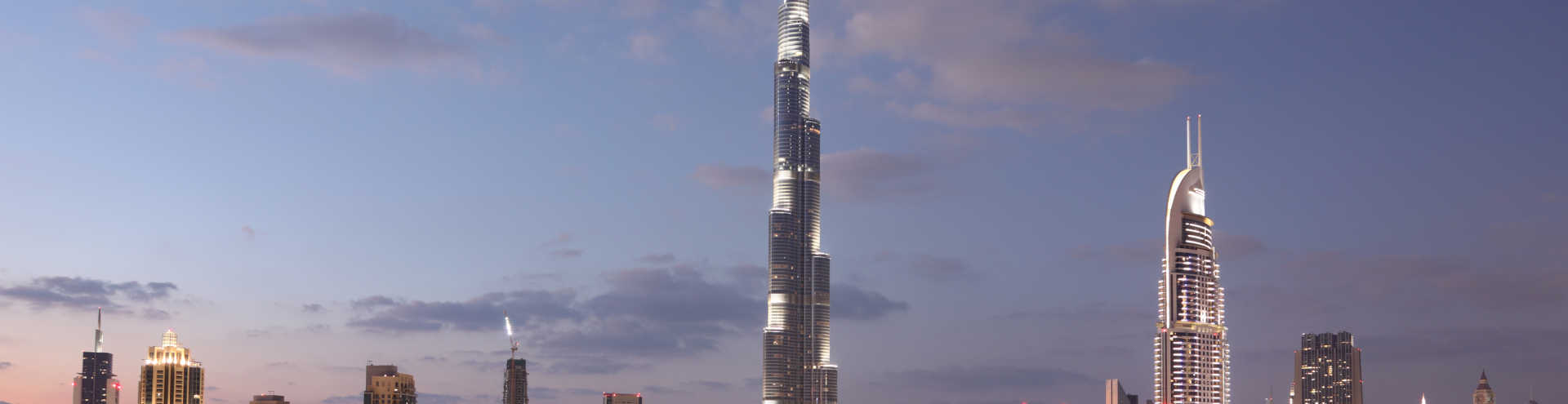https://s1.travix.com/as/asia-united-arabic-emirates-dubai-view-twilight-xlarge.jpg