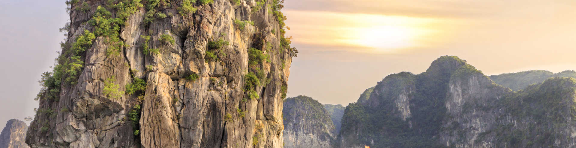 https://s1.travix.com/as/asia-vietnam-hanoi-halong-bay-rock-xlarge.jpg