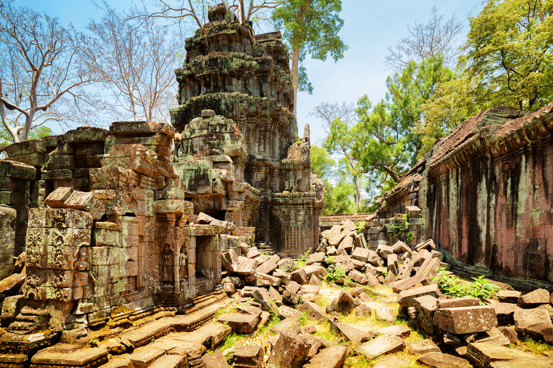 https://s1.travix.com/blog/as/asia-cambodia-angkor-temples-overgrown-ruins-xlarge.jpg