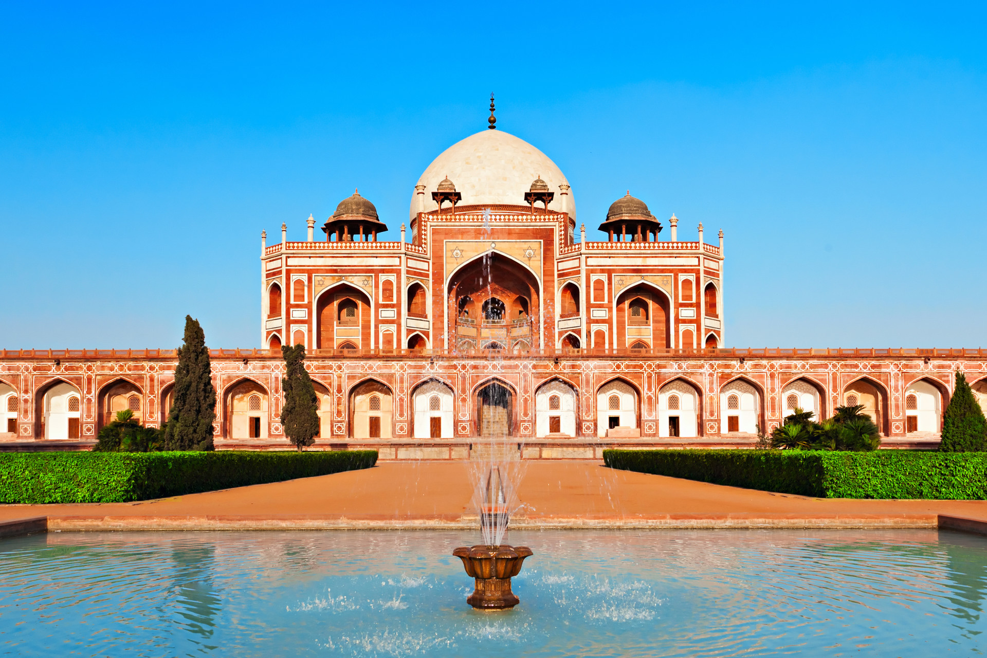 https://s1.travix.com/blog/as/asia-india-delhi-humayun-tomb-with-fountain-xlarge.jpg