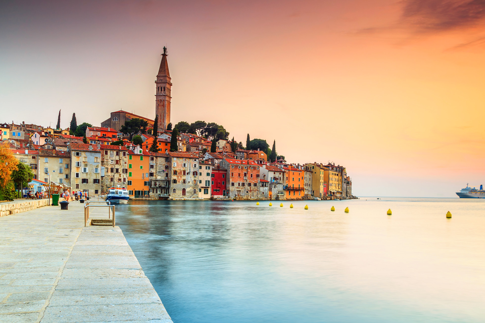 https://s1.travix.com/blog/eu/europe-croatia-rovinj-beach-town-old-city-panorama-xlarge.jpg