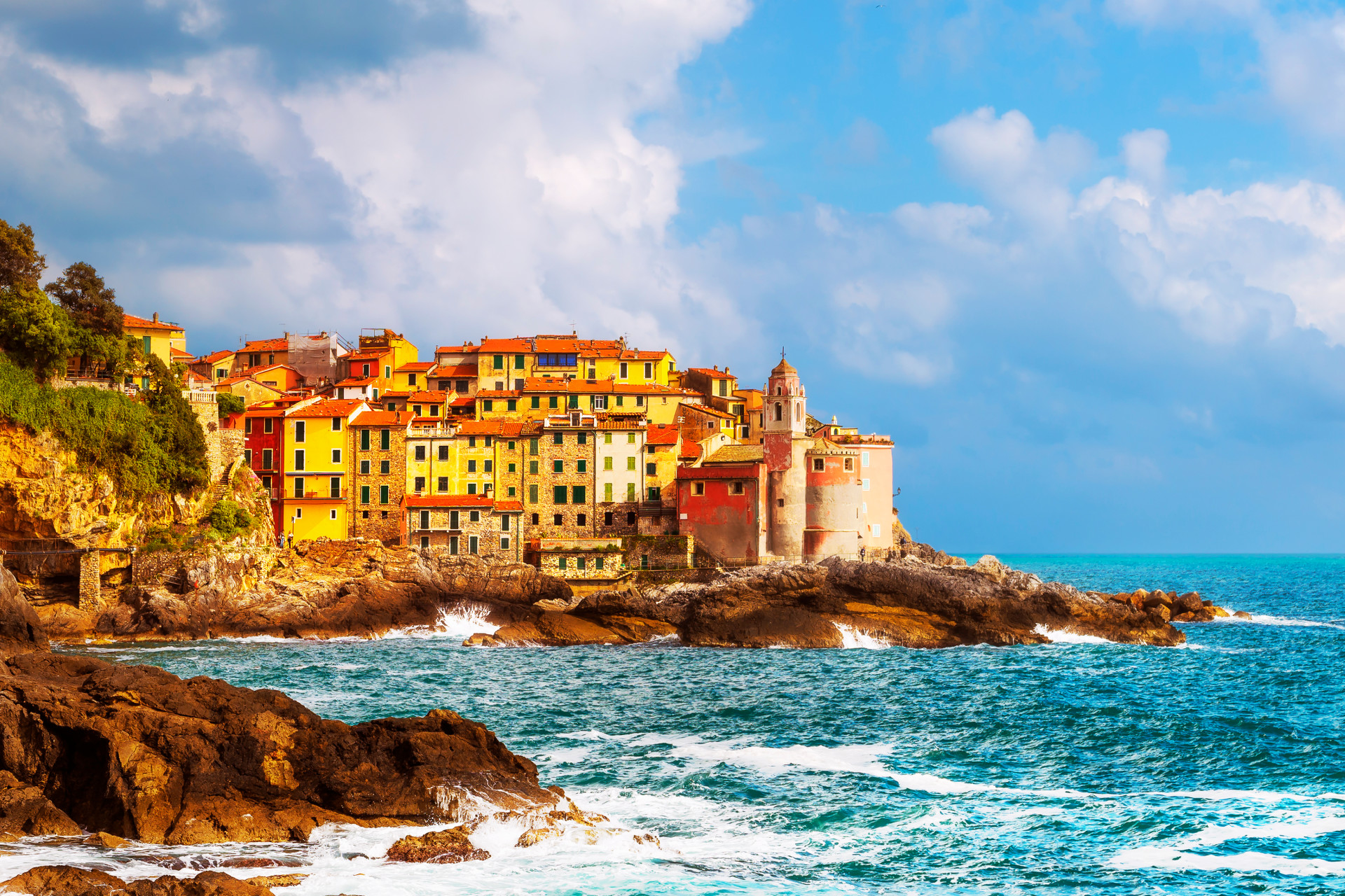 https://s1.travix.com/blog/eu/europe-italy-tellaro-cliff-town-seaview-cinque-terre-xlarge.jpg