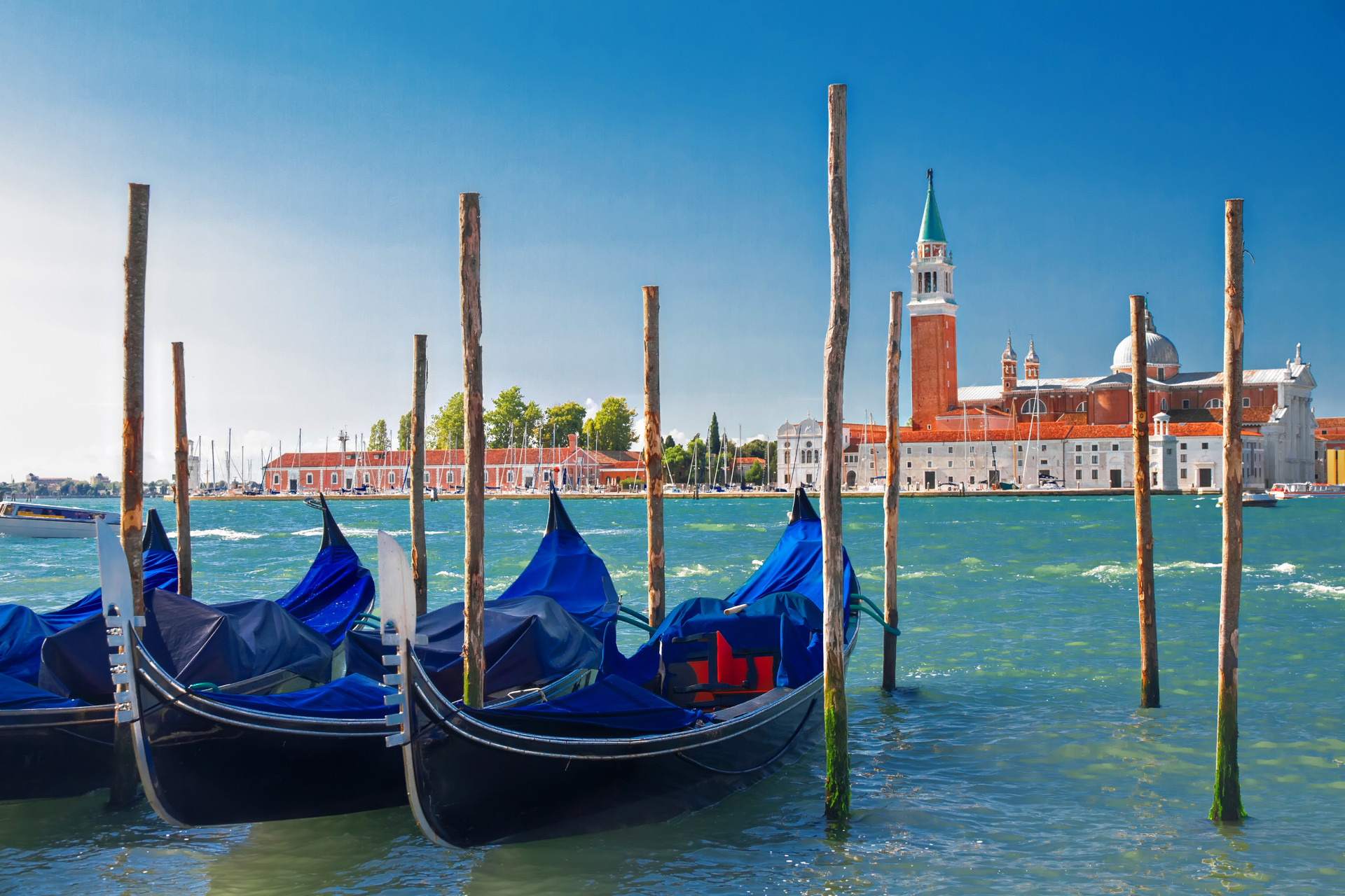 https://s1.travix.com/blog/eu/europe-italy-venice-boats-water-city-panorama-xlarge.jpg
