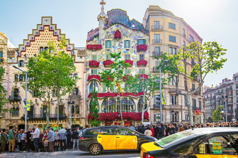 europe-spain-barcelona-casa-battlo-crowds