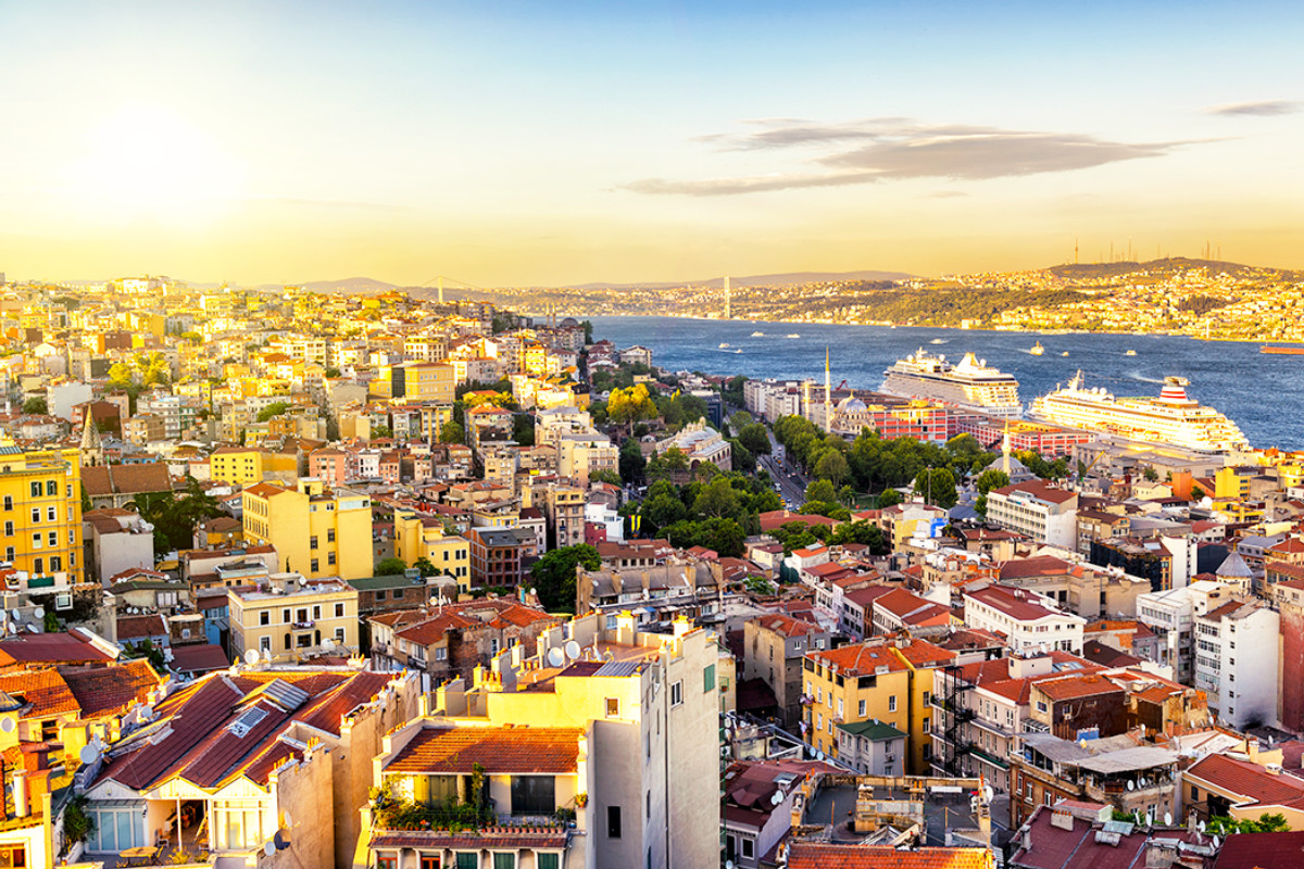 https://s1.travix.com/blog/eu/europe-turkey-istanbul-bosporus-river-large.jpg