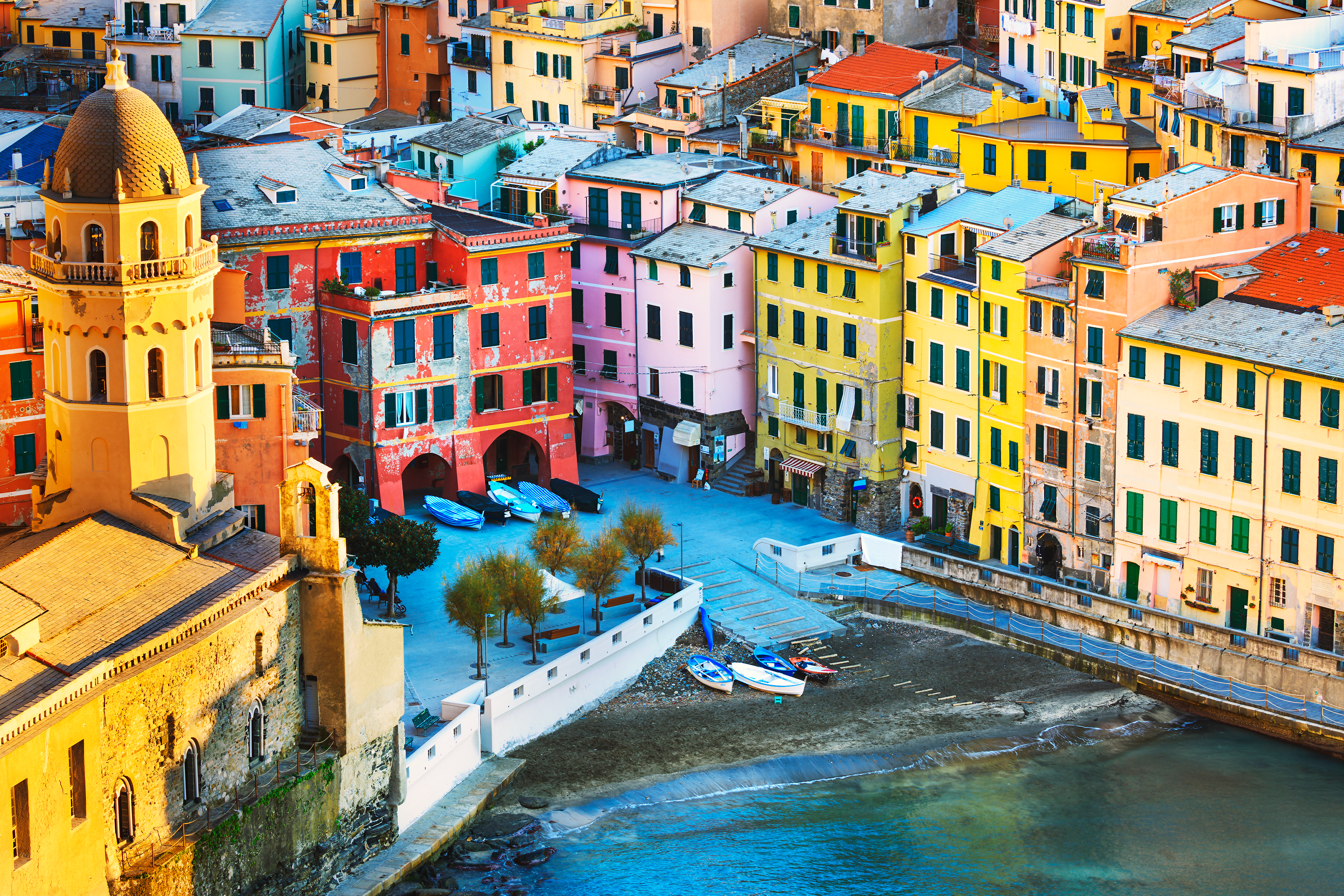 https://s1.travix.com/blog/europe-italy-cinque-terre-vernazza-colorful-harbour.png