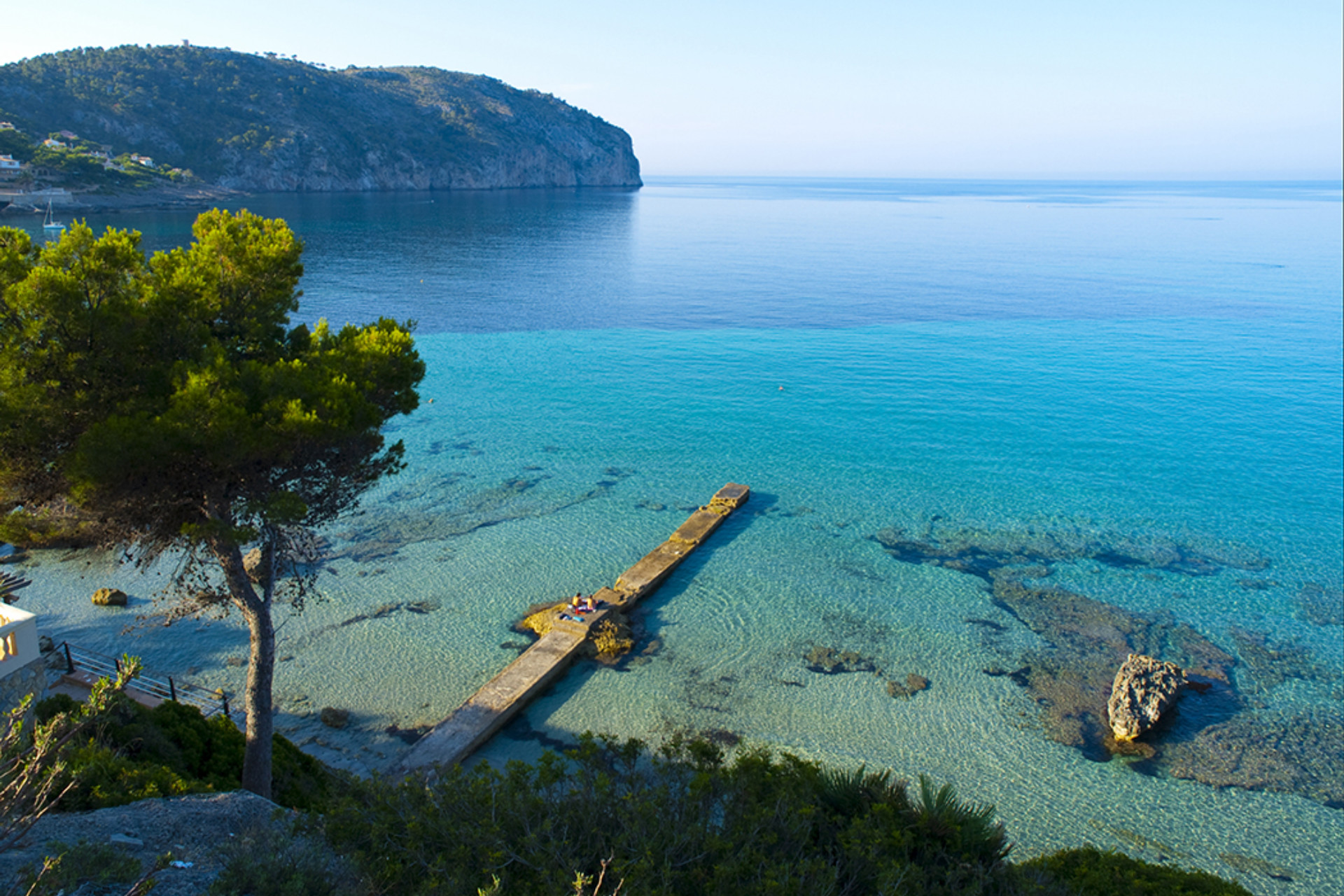 https://s1.travix.com/blog/ma/mallorca-camp-de-mar-beach-xlarge.jpg