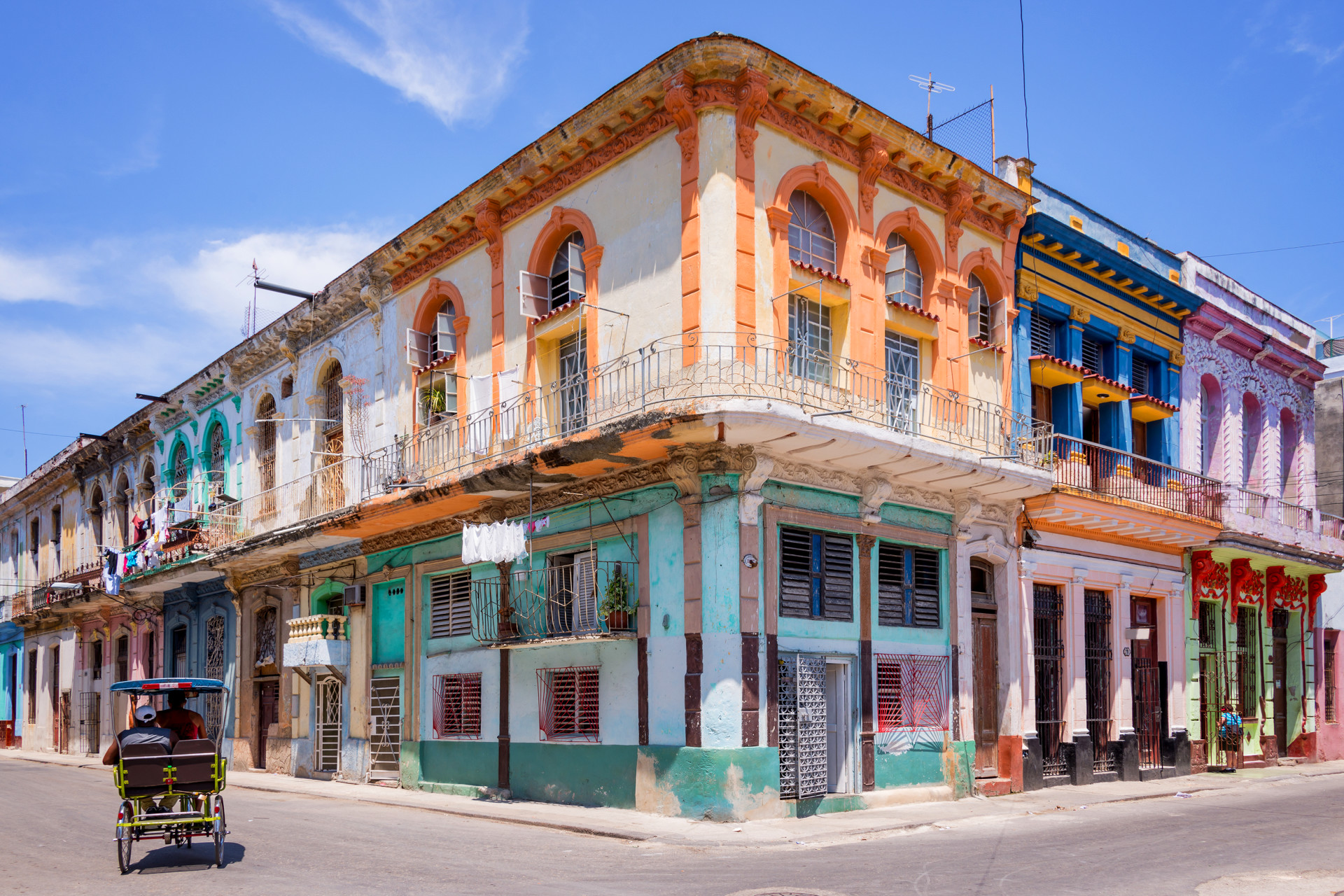 https://s1.travix.com/blog/mi/mid-america-cuba-havana-street-colorful-buildings-xlarge.jpg