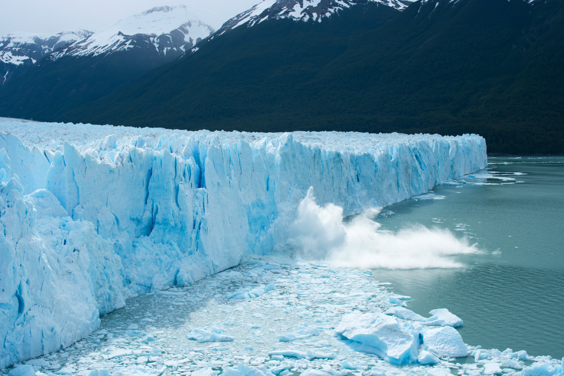 https://s1.travix.com/blog/so/south-america-argentina-moreno-glacier-ice-falling-off-xlarge.jpg