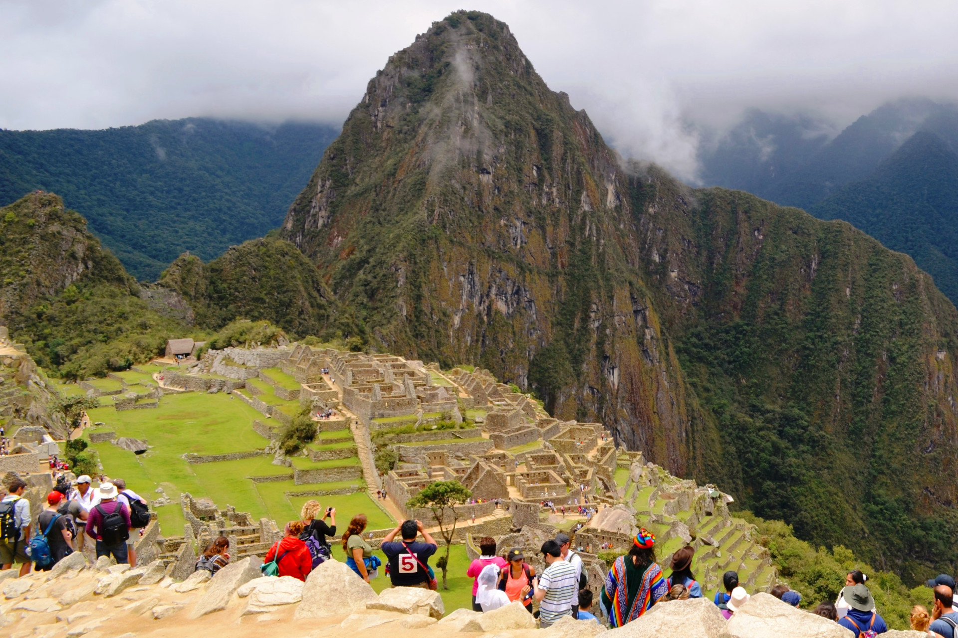 https://s1.travix.com/blog/so/south-america-peru-machu-picchu-with-crowd-xlarge.jpg