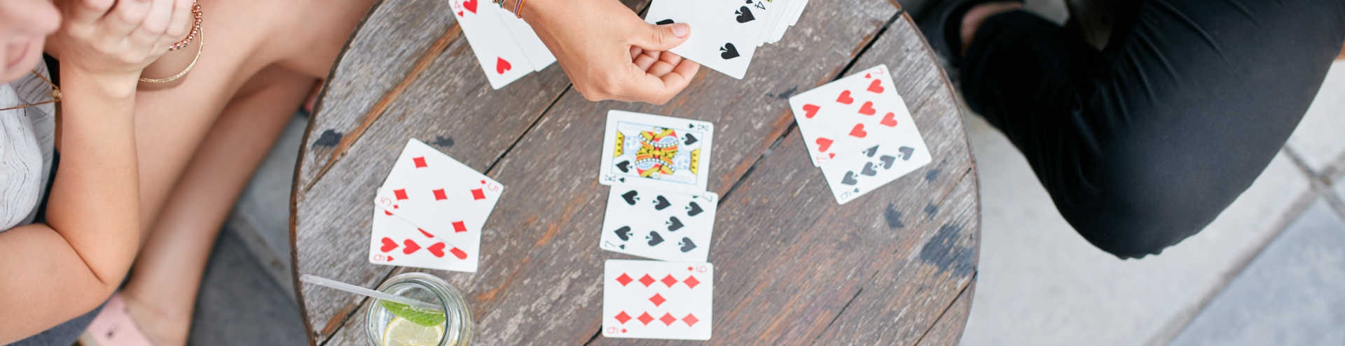 //s1.travix.com/ca/card-games-play-friends-fun-xlarge.jpg