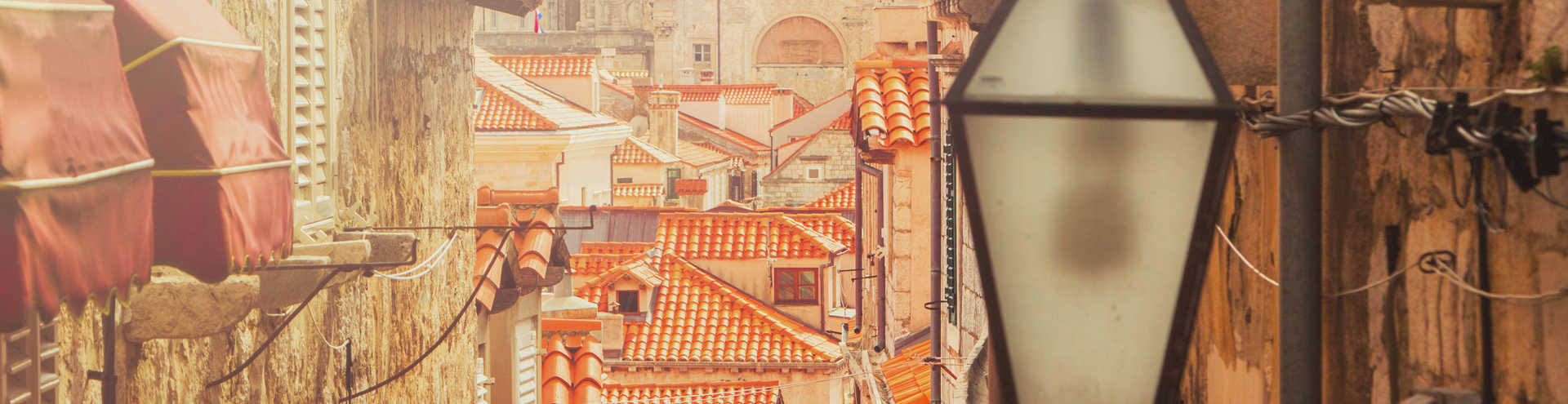 https://s1.travix.com/eu/europe-croatia-dubrovnik-street-light-xlarge.jpg