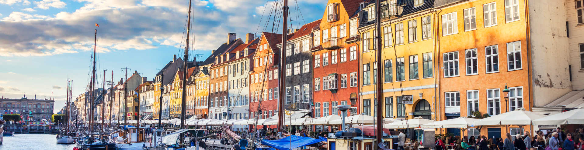 https://s1.travix.com/eu/europe-denmark-copenhagen-boats-houses-xlarge.jpg