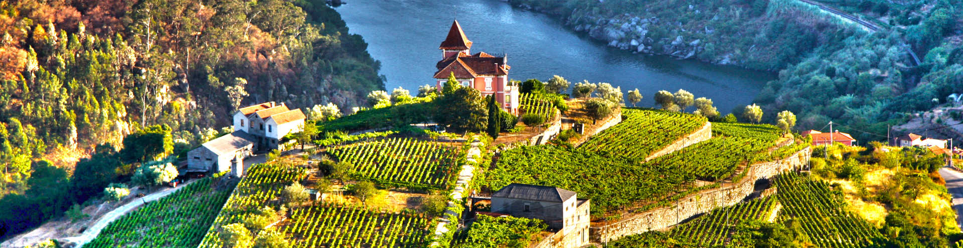 https://s1.travix.com/eu/europe-douro-valley-view-sunshine-house-xlarge.jpg