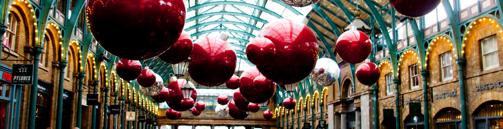 https://s1.travix.com/eu/europe-england-london-covent-garden-christmas-xlarge.jpg