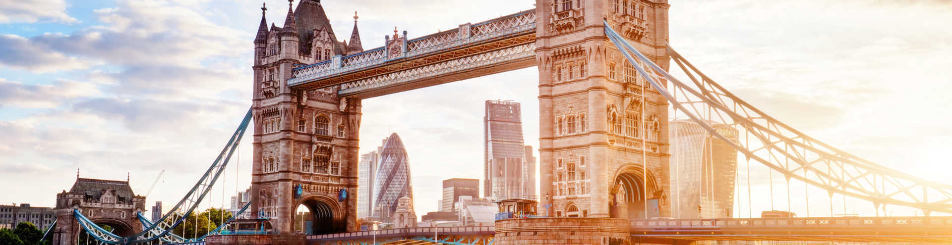 https://s1.travix.com/eu/europe-england-london-tower-bridge-sun-xlarge.jpg