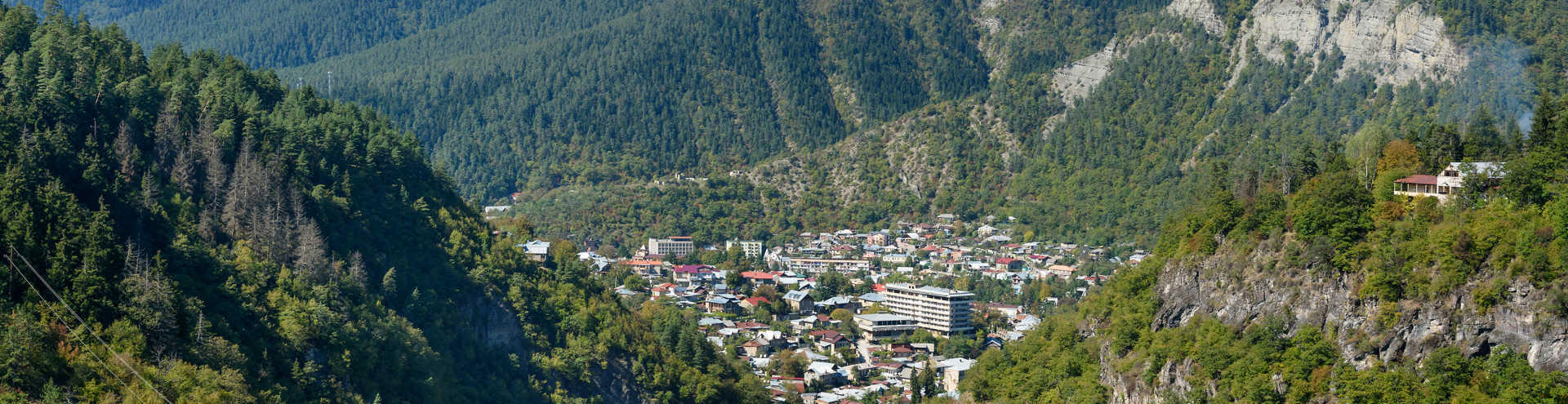 https://s1.travix.com/eu/europe-georgia-borjomi-city-view-xlarge.jpg