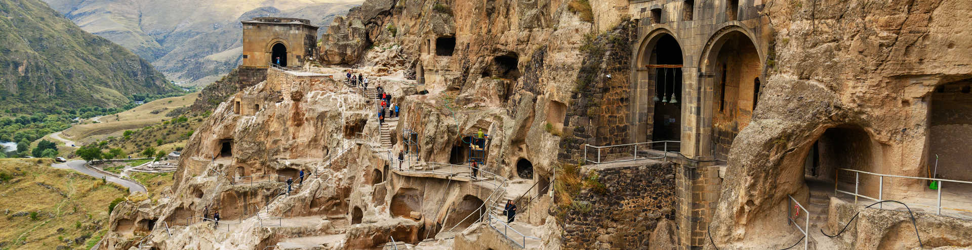 https://s1.travix.com/eu/europe-georgia-vardzia-cave-monastery-xlarge.jpg