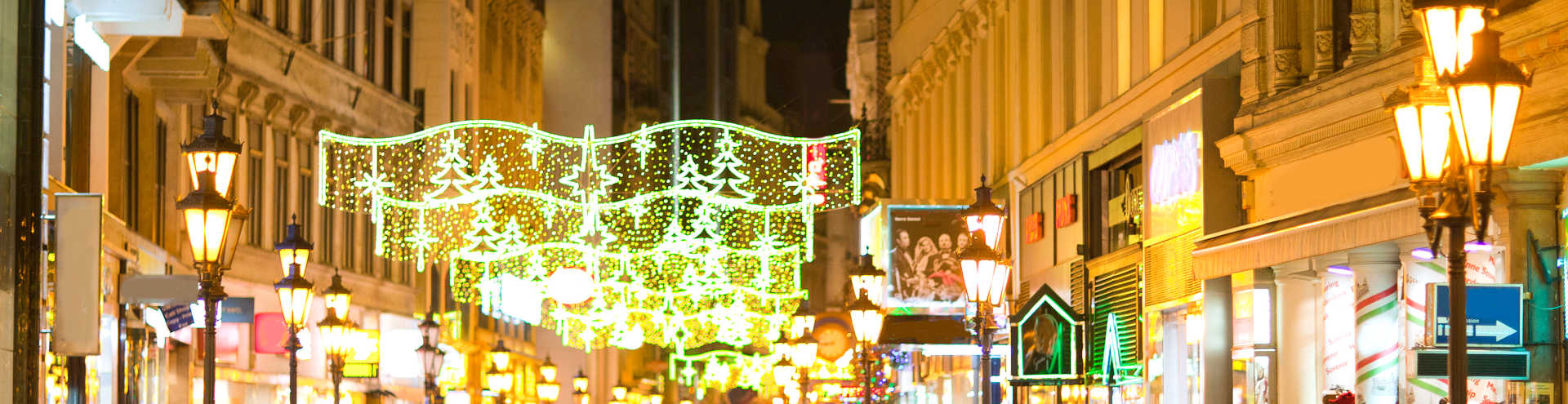 https://s1.travix.com/eu/europe-hungary-budapest-christmas-shopping-xlarge.jpg