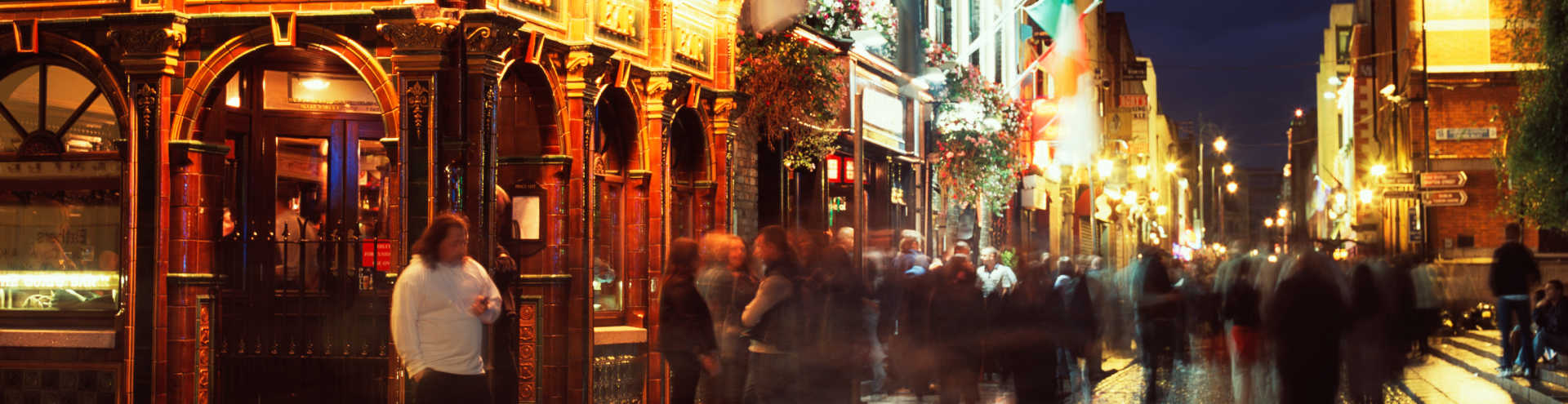 https://s1.travix.com/eu/europe-ireland-dublin-temple-bar-street-xlarge.jpg