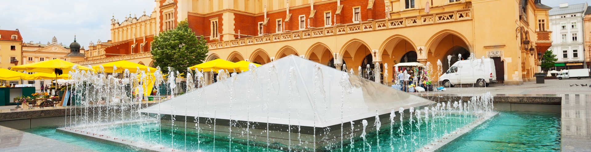 https://s1.travix.com/eu/europe-poland-krakow-rynek-glowny-fountain-xlarge.jpg