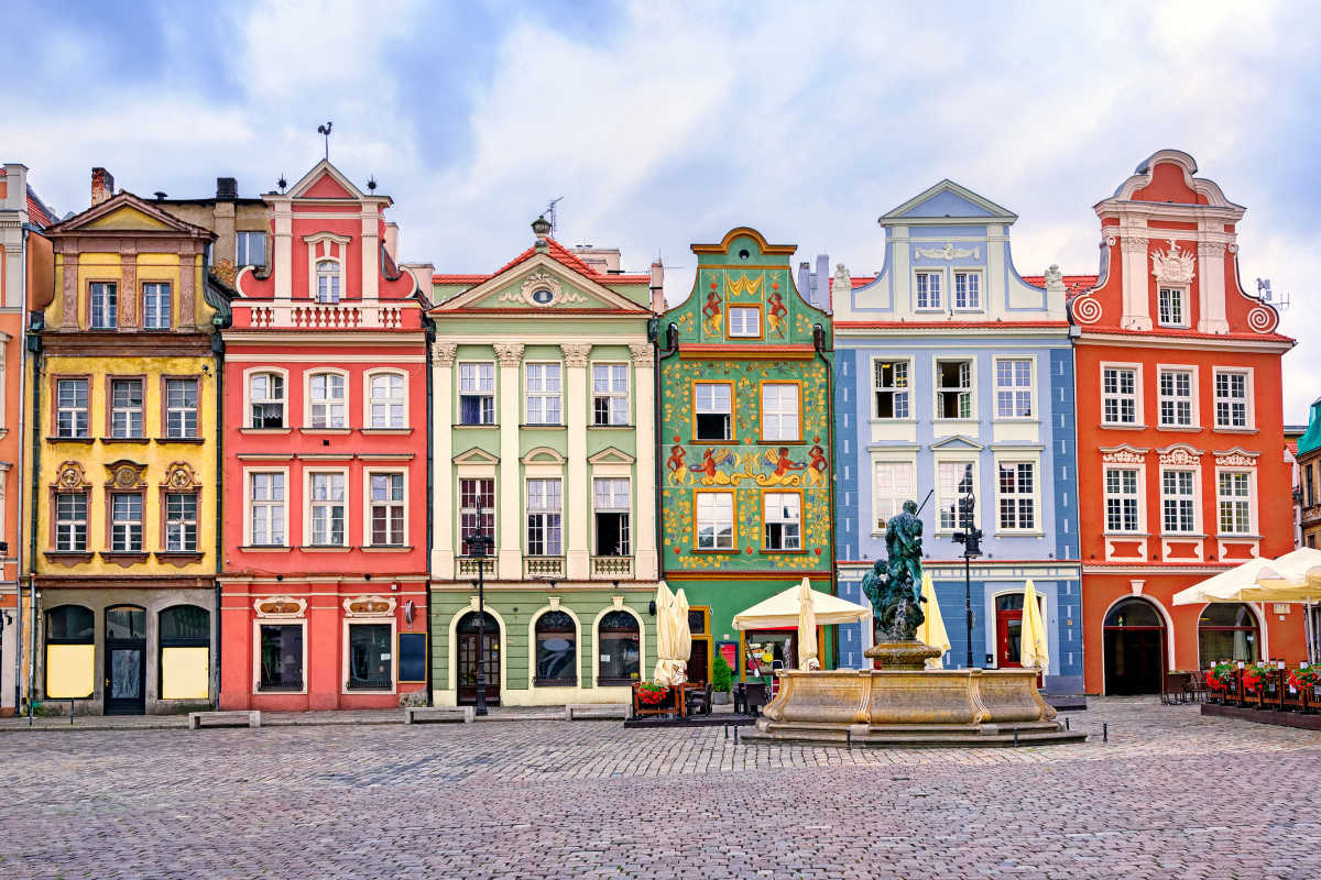 https://s1.travix.com/eu/europe-poland-poznan-square-colorful-buildings-large.jpg
