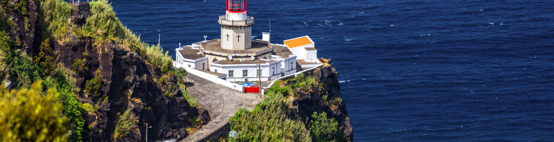 https://s1.travix.com/eu/europe-portugal-azores-village-xlarge.jpg